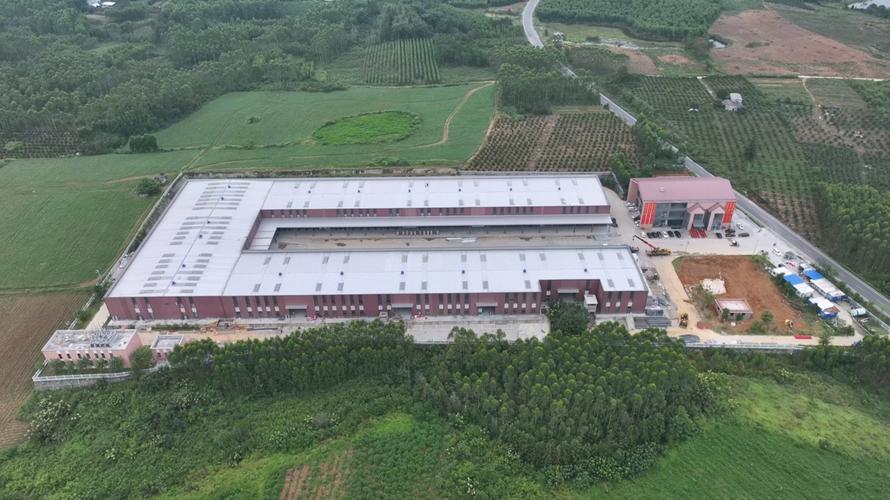 工厂化栽培产业园智能监控室内,技术人员熊忠良正在查看食用菌培养区